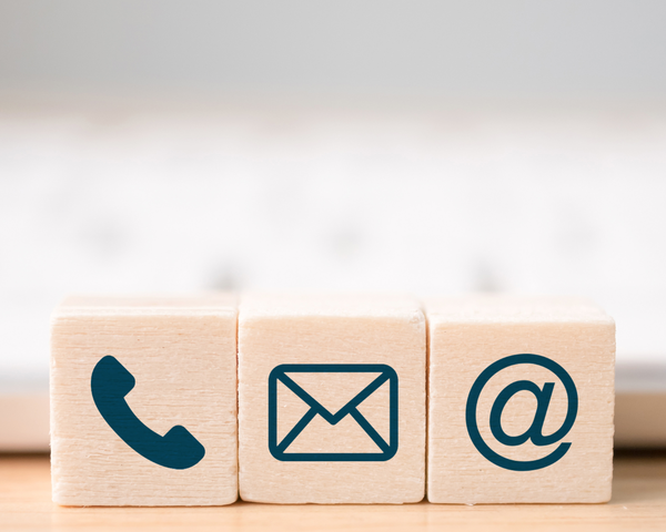 Kontaktmöglichkeiten mit Telefon-, E-Mail- und E-Mail-Adresse als Symbole