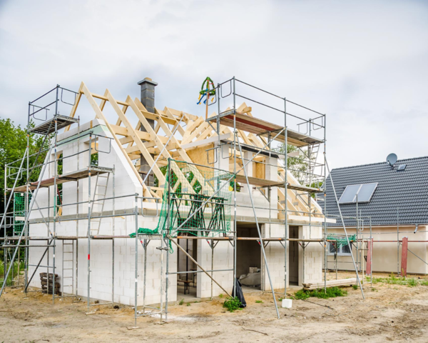 Haus während der Errichtung noch ohne Dach