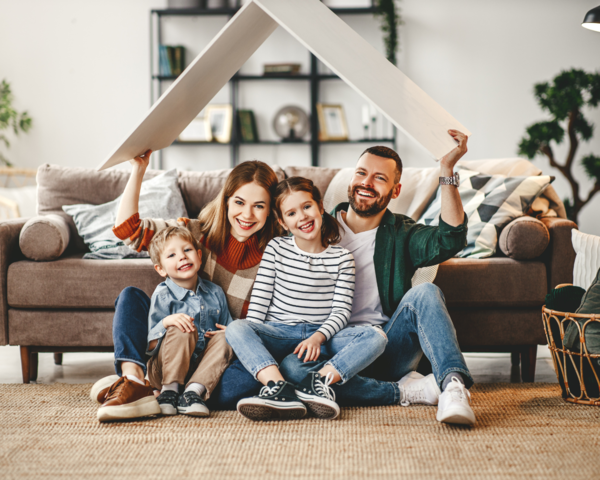 Familie im Wohnzimmer in einem Häuschen