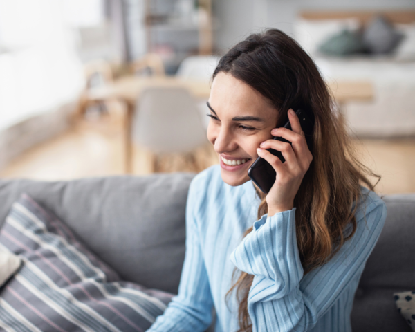 Frau auf dem Sofa telefoniert