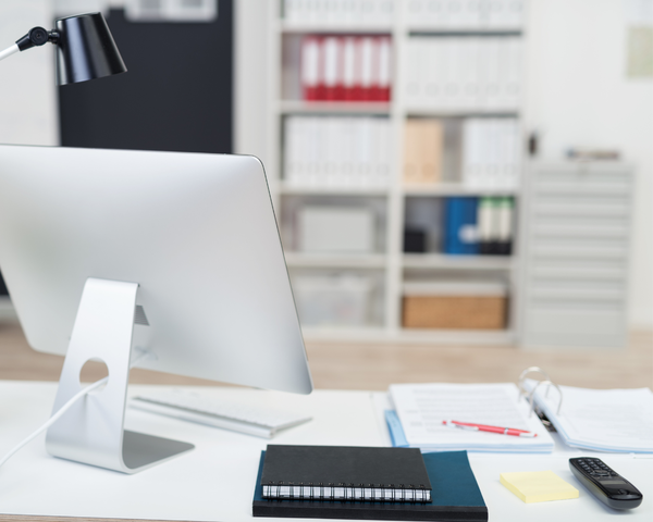 Moderner Arbeitsplatz im Büro für mobile Business-Telefonie