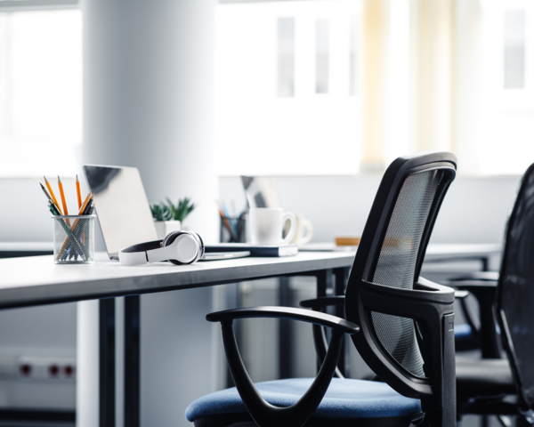 Moderner Arbeitsplatz mit Schreibtisch und Bürostuhl