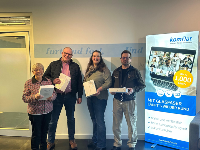 Vier Personen halten gewonnenes IPAD in der Hand