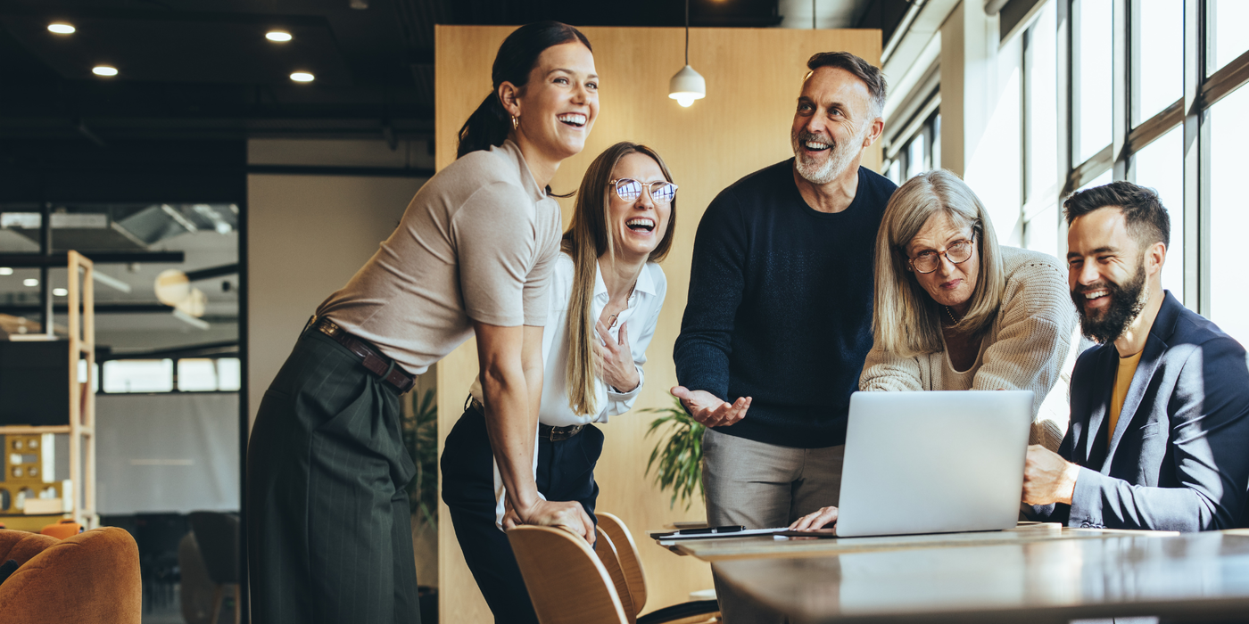 Mitarbeitende eines Unternehmens arbeiten gemeinsam an einem Laptop – Symbol für digitale Zusammenarbeit, stabile Internetverbindungen und leistungsfähige Glasfaserlösungen für Geschäftskunden.