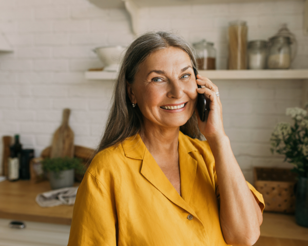 Frau mit Telefonhörer am Ohr