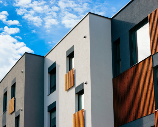 Nahaufnahme von einem Mehrfamilienhaus